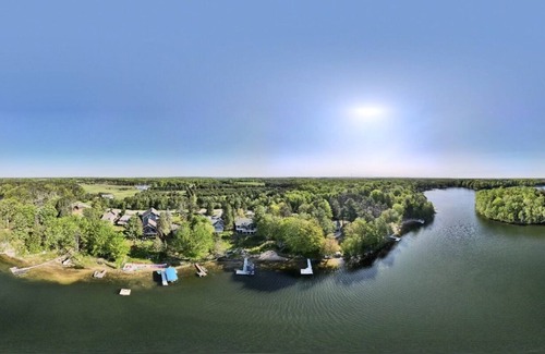 Gaylord Casa | Casi 7,000 pies cuadrados frente al lago en casa! Minutos al golf, esquí. Bañera de hidromasaje.