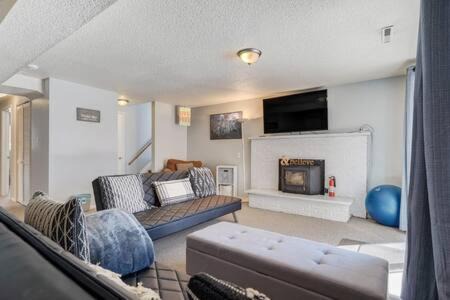 Central Colorado Springs Casa | 6BD near Garden of the Gods-Palmer Park