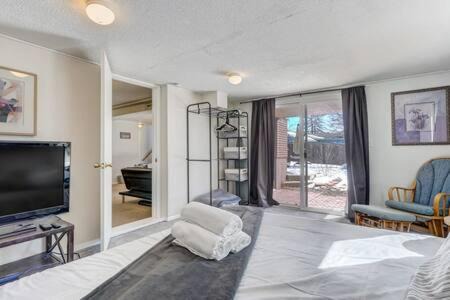Central Colorado Springs Casa | 6BD near Garden of the Gods-Palmer Park