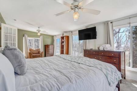 Central Colorado Springs Casa | 6BD near Garden of the Gods-Palmer Park