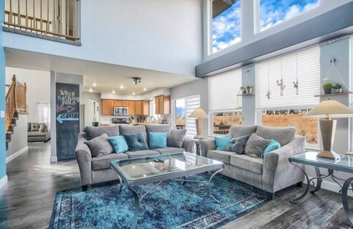 Northeast Colorado Springs Casa | 6BD Quiet Northside Mountain Views & Parks