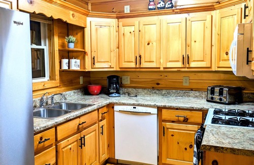 Sautee Nacoochee Cabina | 6BDRM Cabin only 10 mins to Alpine Helen/ Hot Tub/ Firepit/ Game Room/ Satellite