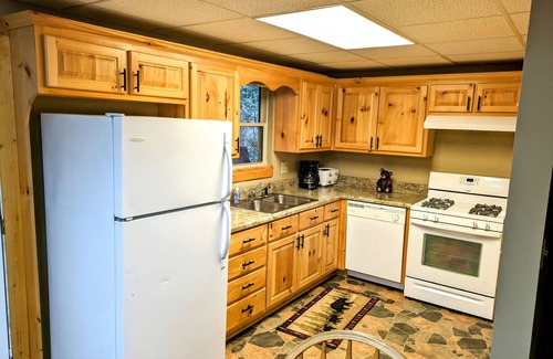 Sautee Nacoochee Cabina | 6BDRM Cabin only 10 mins to Alpine Helen/ Hot Tub/ Firepit/ Game Room/ Satellite