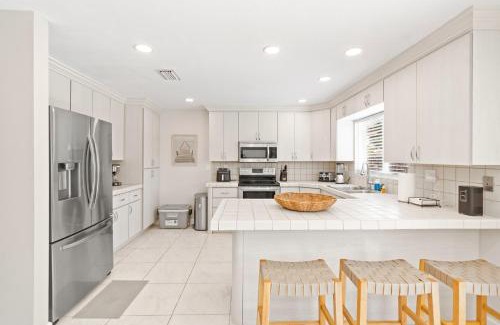 Fontainebleau Casa | 6BR 3BA Heated Pool Miami Vacation