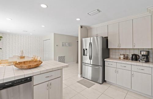 Fontainebleau Casa | 6BR 3BA Heated Pool Miami Vacation