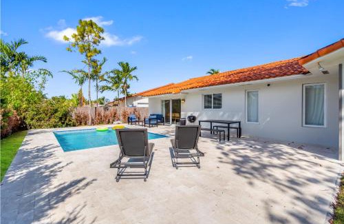 Fontainebleau Casa | 6BR 3BA Heated Pool Miami Vacation