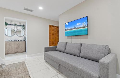 Fontainebleau Casa | 6BR 3BA Heated Pool Miami Vacation