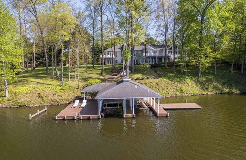 Livingston Casa | 6BR Lakefront Lake Anna, Views, Boat Dock, Hot Tub
