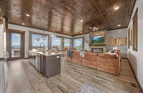 Sevierville Cabina | Bella Lago: 6BR Lakeview w/ Pool & Tube Slide