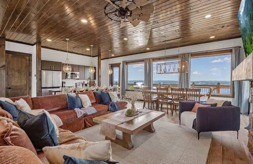 Sevierville Cabina | Bella Lago: 6BR Lakeview w/ Pool & Tube Slide