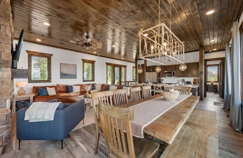 Sevierville Cabina | Bella Lago: 6BR Lakeview w/ Pool & Tube Slide