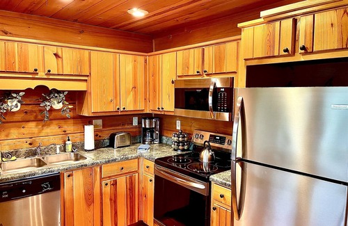 West Jefferson Cabina | 6BR Log Cabin | Walk to Downtown | Mountain Views