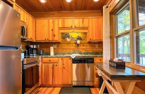 West Jefferson Cabina | 6BR Log Cabin | Walk to Downtown | Mountain Views