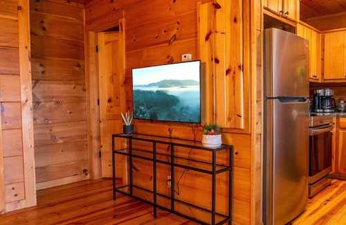 West Jefferson Cabina | 6BR Log Cabin | Walk to Downtown | Mountain Views