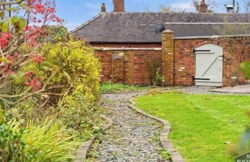 Hoar Cross Casa | 6BR | Luxury Cottage | 12-16 Guests | 2 Hot Tubs