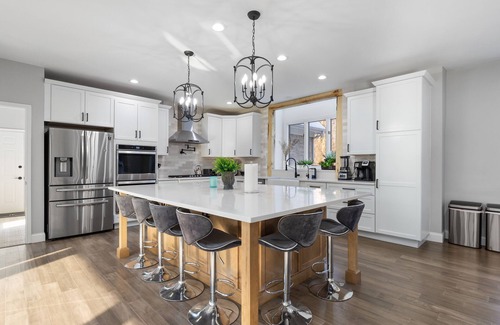 Milford Otro | 6BR Modern Farmhouse Retreat | 5acres of Forest!
