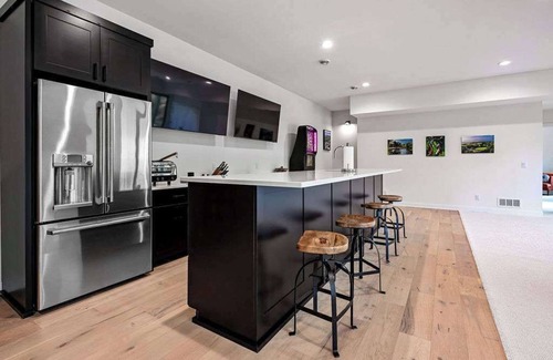 Nekoosa Casa | 6BR Sand Valley Lodge with Hot Tub Bar & Putting Green