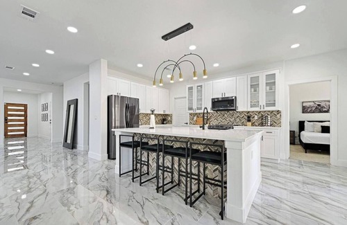 West Dallas Casa | 6BR Trinity Groves Urban Escape | Huge Backyard