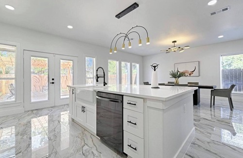 West Dallas Casa | 6BR Trinity Groves Urban Escape | Huge Backyard