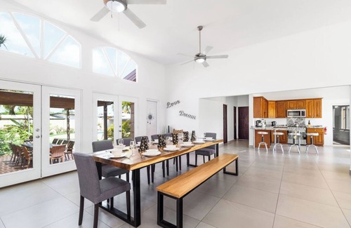 Bubali Villa | 6BR Villa Sleeps 16+ Close 2 Beach w/ Amazing Pool
