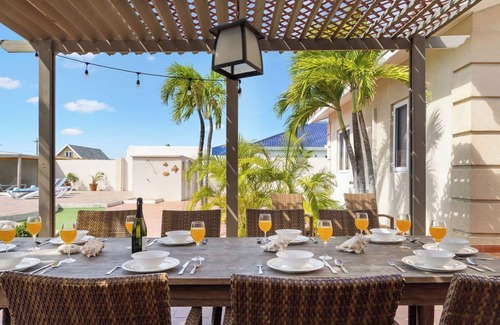 Bubali Villa | 6BR Villa Sleeps 16+ Close 2 Beach w/ Amazing Pool