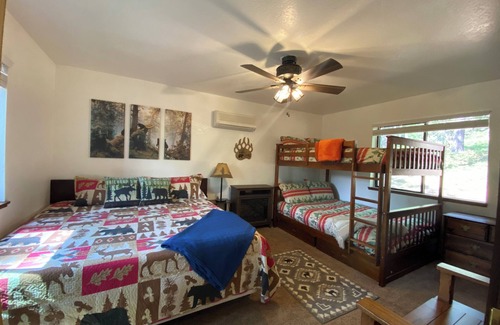 Cold Springs Cabina | 6mi to Pinecrest-AC, arcade loft, airhockey, outdoor space & spacious deck!