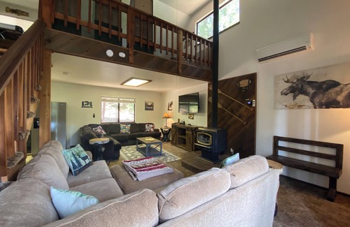 Cold Springs Cabina | 6mi to Pinecrest-AC, arcade loft, airhockey, outdoor space & spacious deck!