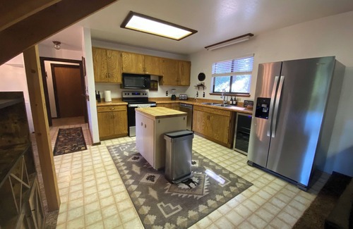 Cold Springs Cabina | 6mi to Pinecrest-AC, arcade loft, airhockey, outdoor space & spacious deck!