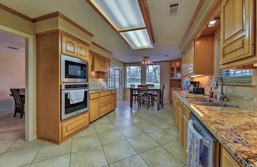 Decker Prairie Casa | ¡NUEVO! 7. 5-Acre Private Ranch Home w / Pool + Game Loft