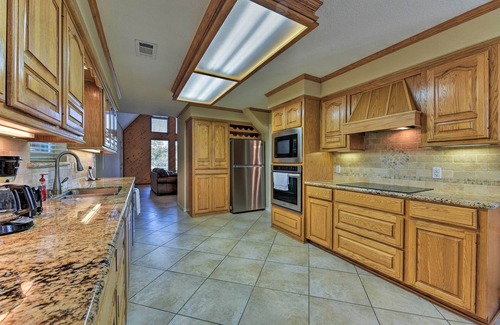 Decker Prairie Casa | ¡NUEVO! 7. 5-Acre Private Ranch Home w / Pool + Game Loft