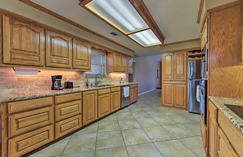 Decker Prairie Casa | ¡NUEVO! 7. 5-Acre Private Ranch Home w / Pool + Game Loft