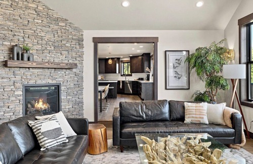 Cle Elum Casa | 7 Bd, Swim Spa, Game Room, Sleeps 24!