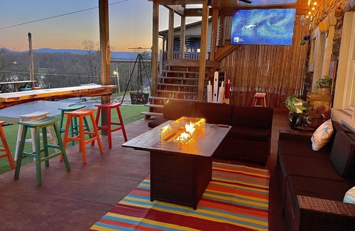 La Follette Cabina | 7 bdrm covered dock, hot tub, cwby pool, sleeps 24, “Mountain Oasis”