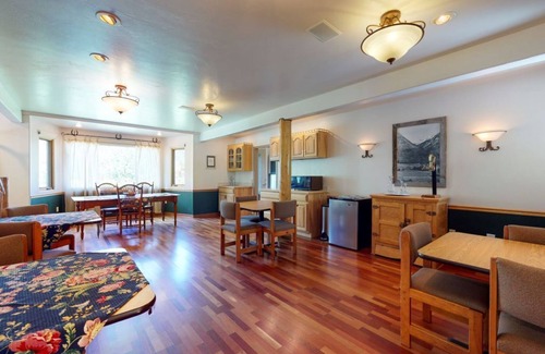Carbondale Cabina | 7 bdrm Lodge on Crystal River Bank by Marble CO Sleep 18
