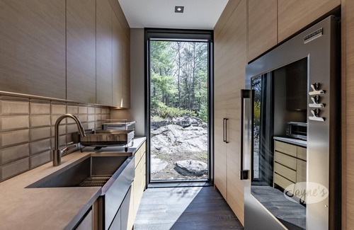 Torrance Cabaña | 7 bed - 8 bath cottage with luxury and privacy on Lake Muskoka
