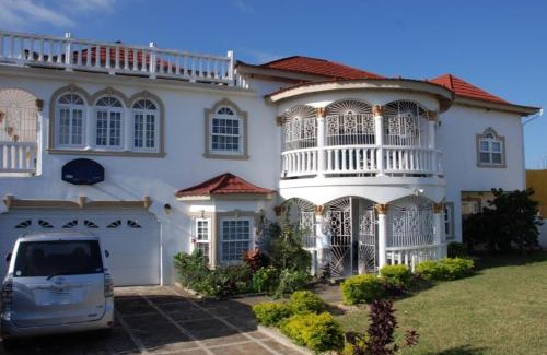 Windsor Casa | 7 bed bath Home close to MBJ and Ocean Access