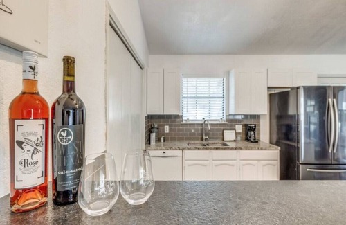 Johnson City Casa | 7 Bed Home / Mins to Wineries / Walk to Town Square