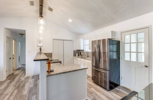 Johnson City Casa | 7 Bed Home / Mins to Wineries / Walk to Town Square