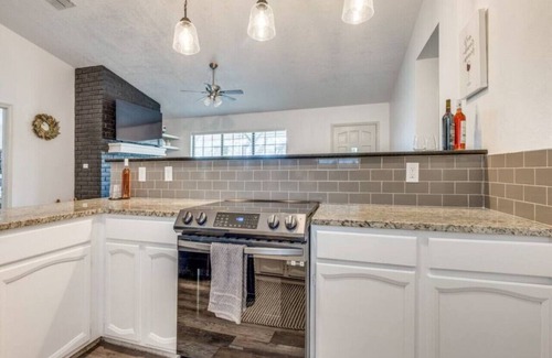 Johnson City Casa | 7 Bed Home / Mins to Wineries / Walk to Town Square