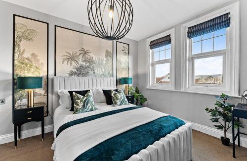 Robin Hood's Bay Casa | 7 Bedroom Abode of Robin Hoods Bay - Hot-tub - Pets