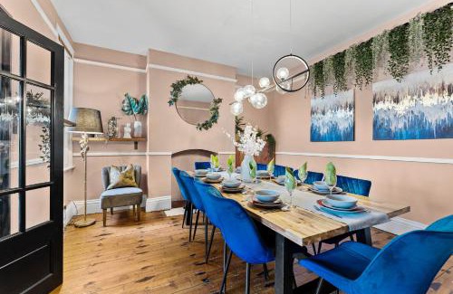 Robin Hood's Bay Casa | 7 Bedroom Abode of Robin Hoods Bay - Hot-tub - Pets
