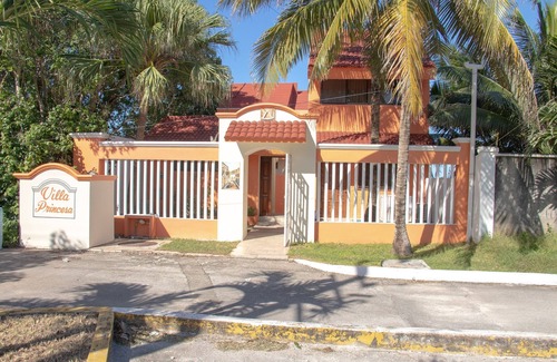 Zona Hotelera Norte Casa | 7 Bedrooms, Oceanfront, Bike Path to Town