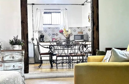San Pedro Tlaquepaque Casa | Entire hotel #8 7 Bedrooms 9 Beds 3 Kitchens Rooftop Lounge
