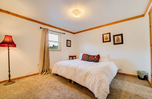 Cascade-Chipita Park Casa | 7 Bedroom on the Side of Pikes Peak on a Mountain Stream