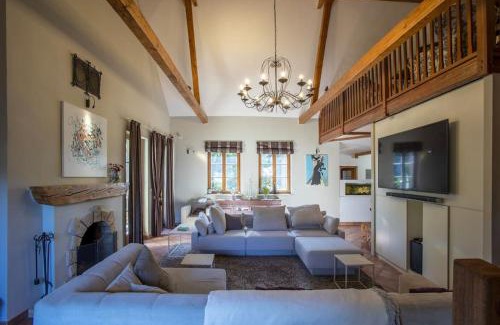 Ricany Villa | 7 Bedroom Secluded Villa close to Prague