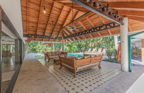 Playa Guiones Casa | Villa Sonita: Villa de 5 dormitorios con camino privado a Playa Guiones!