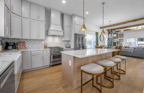 Lexington Casa | 7 Bedrooms | 6.5 Bathrooms | Hot Tub | 10 Beds