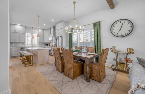 Lexington Casa | 7 Bedrooms | 6.5 Bathrooms | Hot Tub | 10 Beds