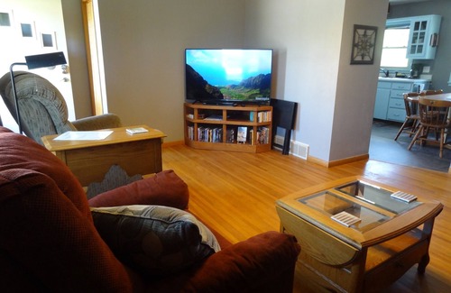 Kutzky Park Casa | 7 blks Mayo Gonda 8 blks St Marys 3 Bed Main Floor