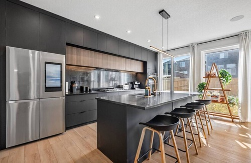 Calgary Casa | 7 BR Luxury Home » Central AC » 100` Projector